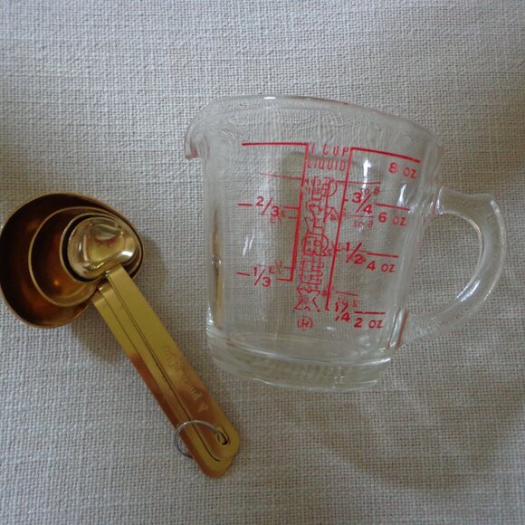 NEW Gold Heart Shaped Measuring Spoons/ Vtg. Glass PYREXRed Print Measuring Cup - Picture 2 of 16